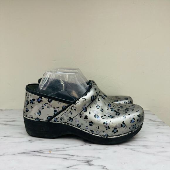 Dansko XP 2.0 Silver Cheetah Print Clogs Women’s Size 8.5 - Picture 4 of 10